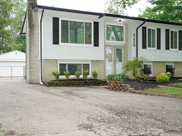 3220 Chenoa St, Commerce Township, MI 48382