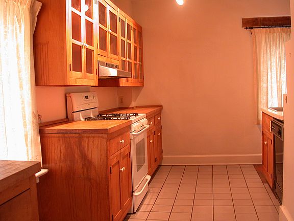 3rd image of 2423 Pickwick Rd