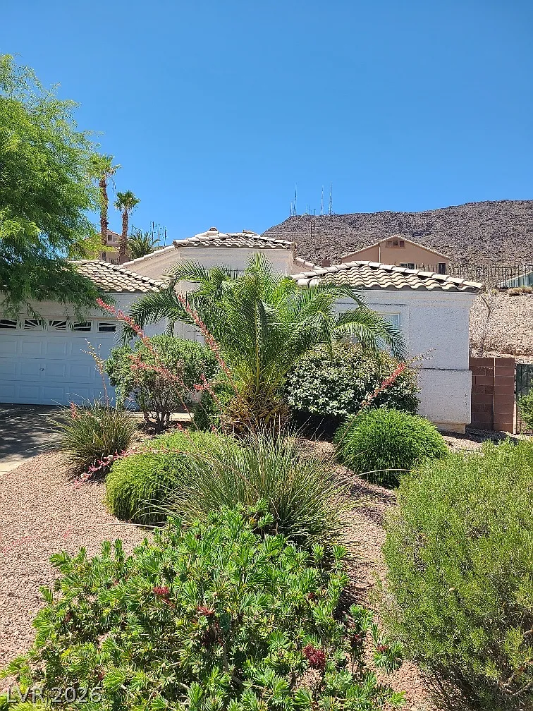 3 bed, 2.0 bath, 1252 sqft, $1,797 — Photo 1