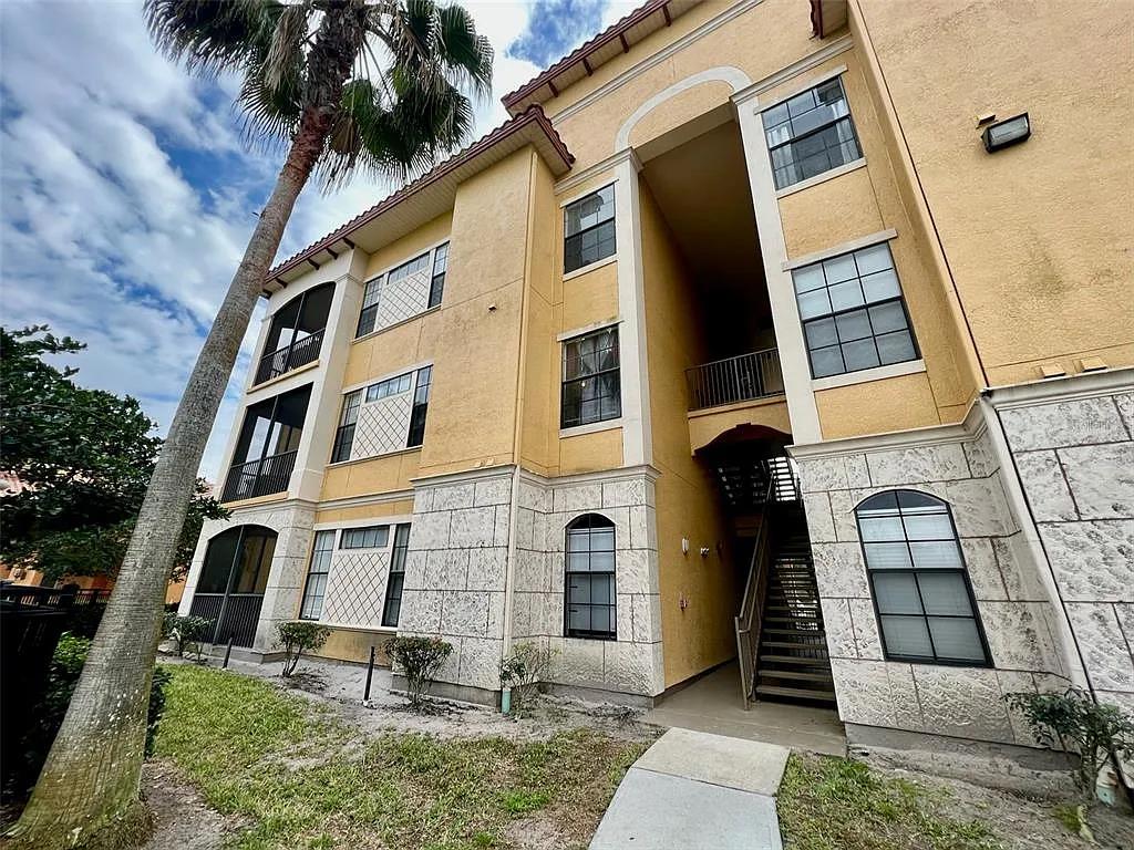 3 bed, 2.0 bath, 1369 sqft, $1,800 — Photo 2