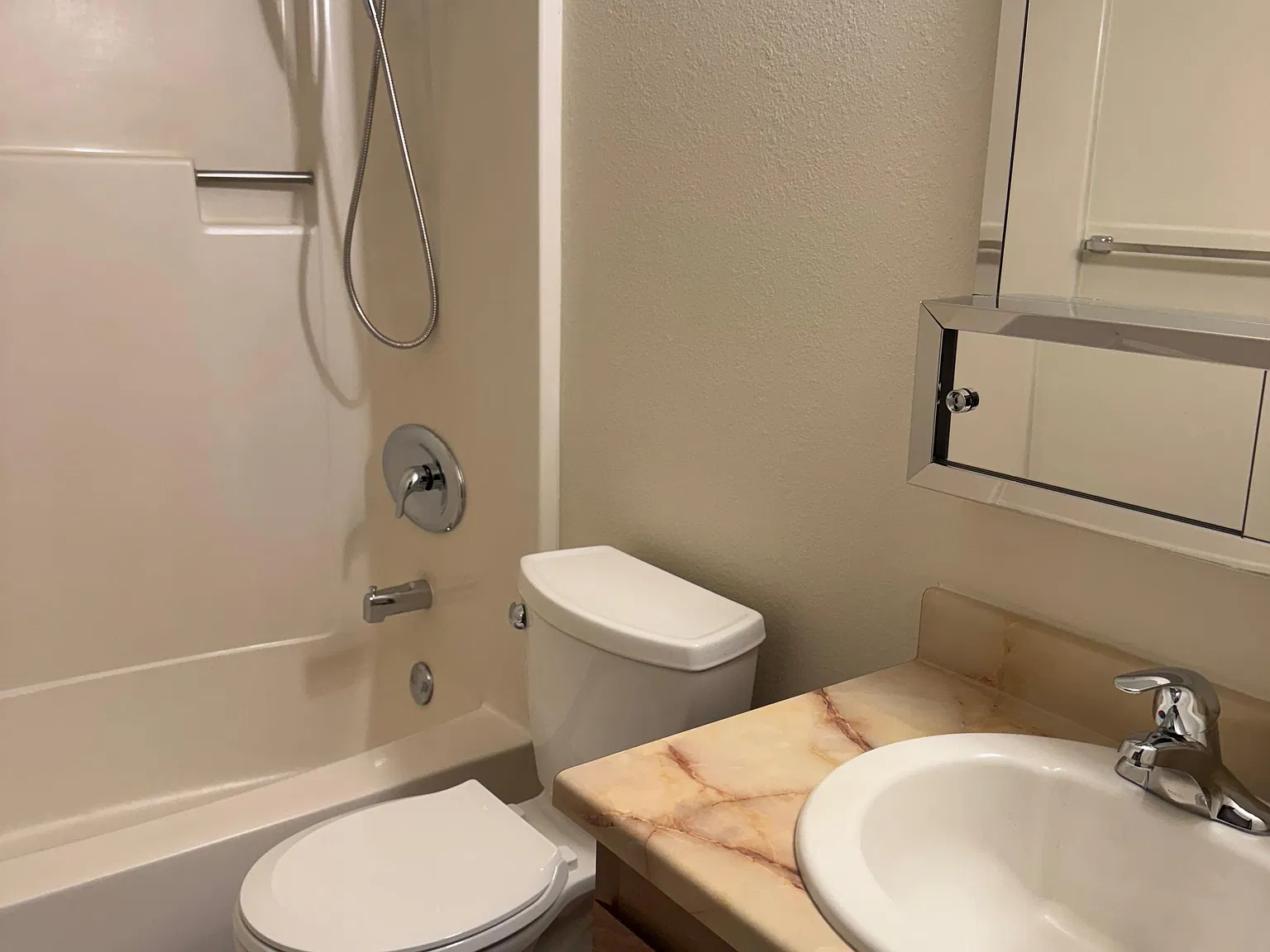 2 bed, 2.5 bath, 1472 sqft, $1,700 — Photo 4