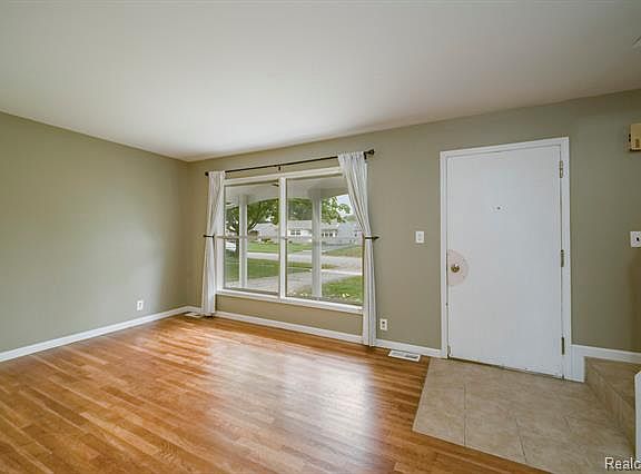 3rd image of 4670 Sidney St