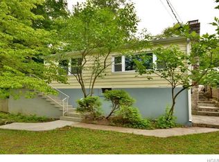 196 Lake Dr, Lake Peekskill, NY 10537