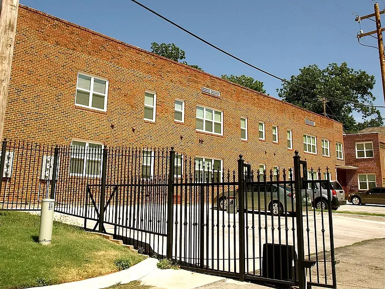 Historical 1 Bedroom Spacious Units! — Photo 25
