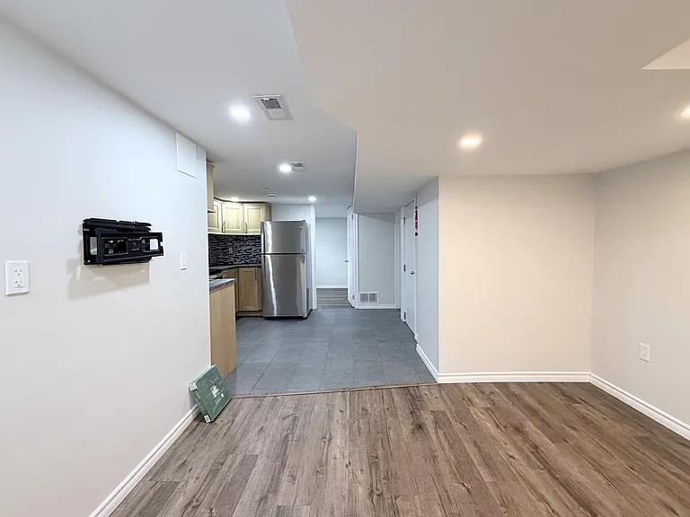 315 E 22nd St #BASEMENT — Photo 12