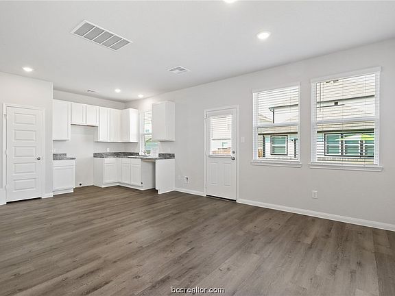 3rd image of 1415 Desire Ln