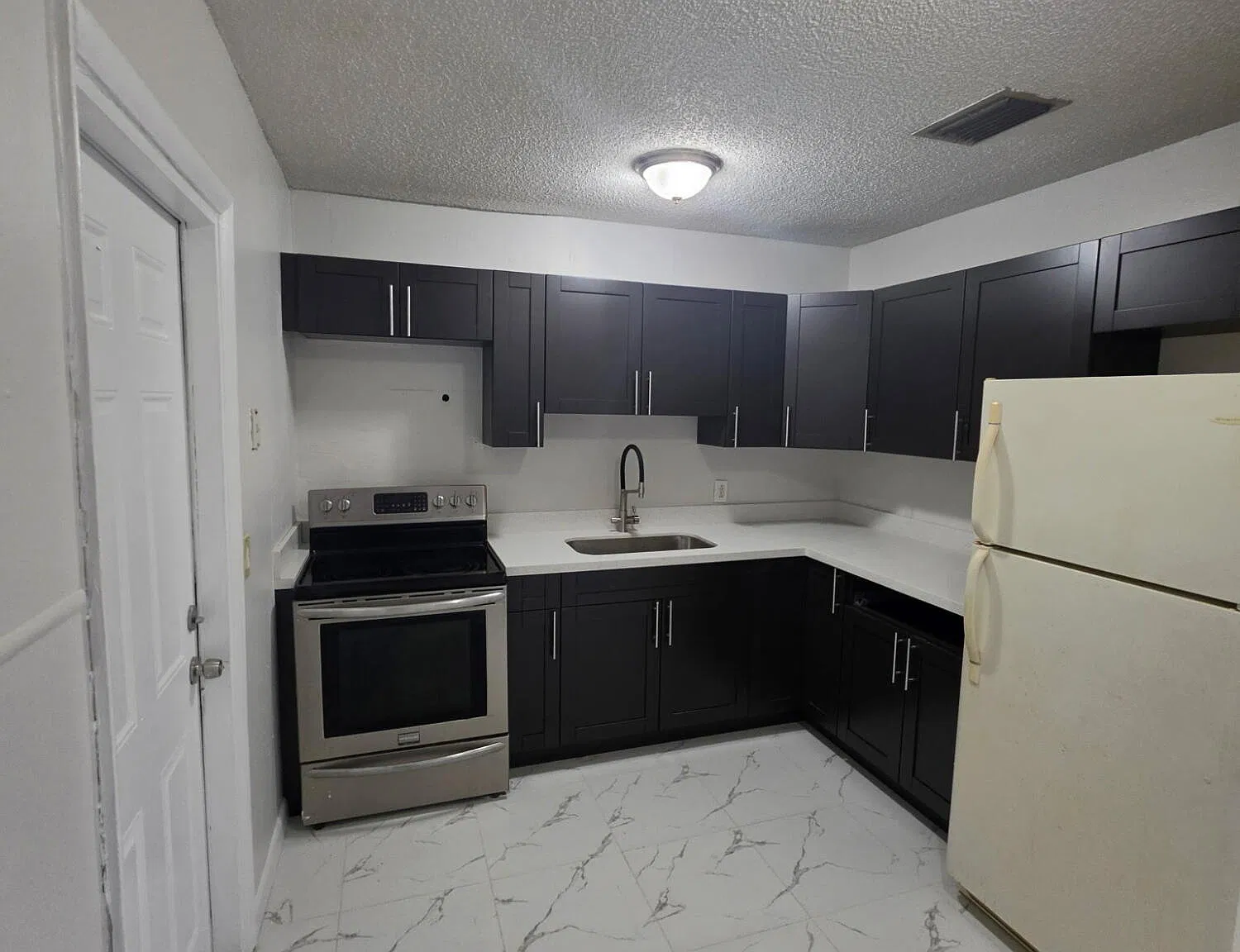 2 bed, 1.0 bath, 933 sqft, $2,000 — Photo 3