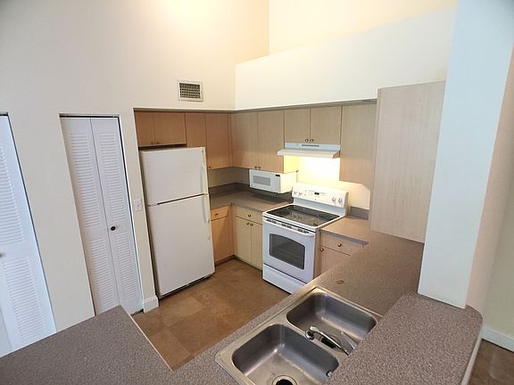 2nd image of 820 Villa Cir