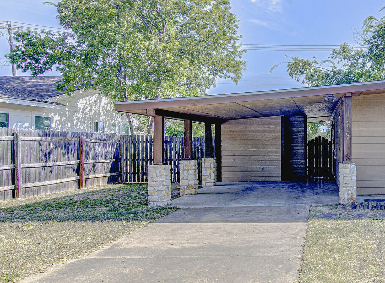 Well-Maintained 3 Bed Home with Spacious Backyard — Photo 2