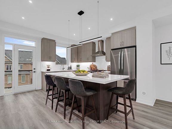 4th image of 50 Brandon Cres