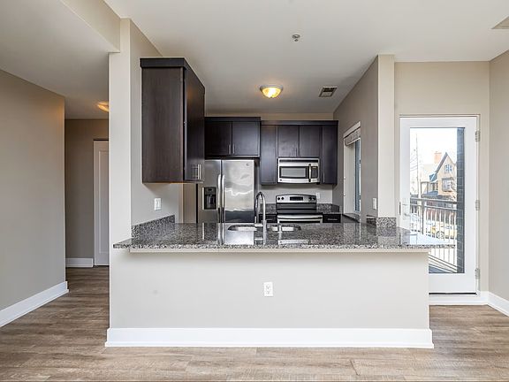 Beautiful Open Kitchen - Breakfast Bar & Stainless Steel Appliances