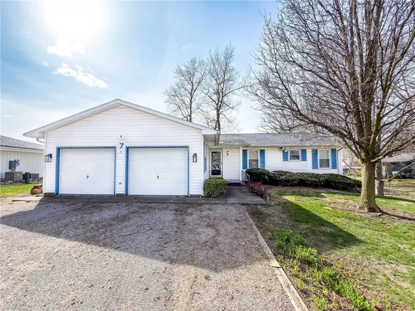 7 Circle Dr, Paris, IL 61944