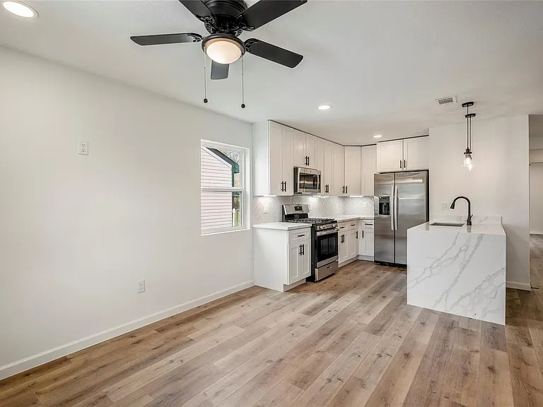 3923 Alsace St — Photo 3