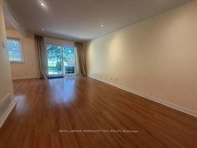8 Farmstead Rd — Photo 3