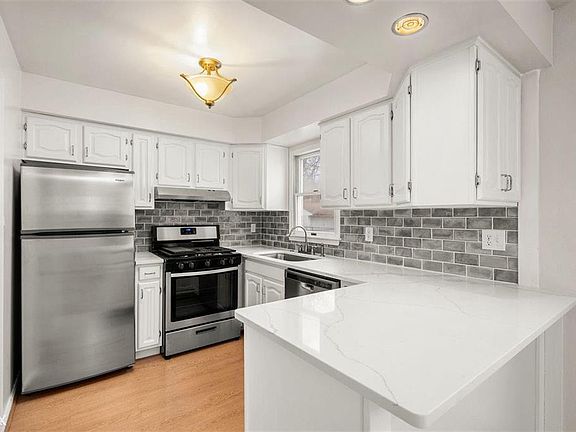 5th image of 805 S Gargantua Ave