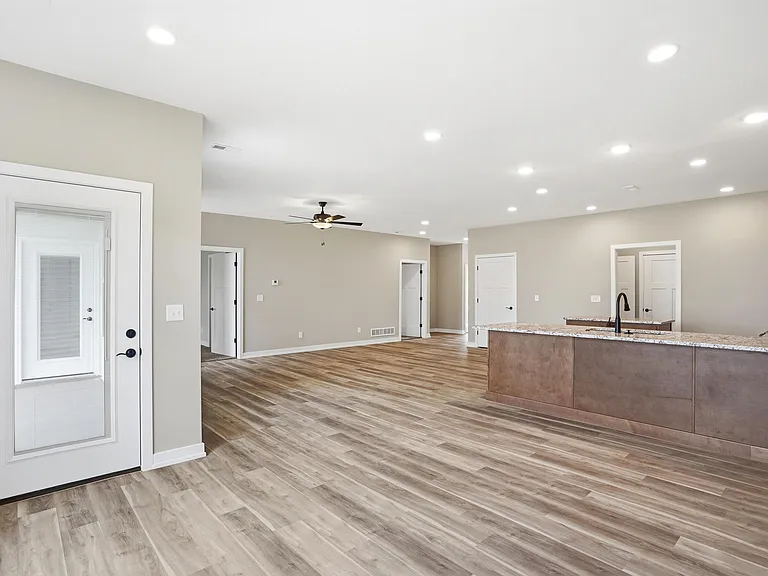 1048 Stonehaven Dr — Photo 9