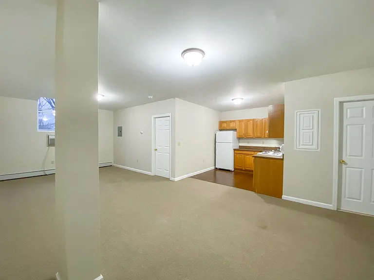 990 Wethersfield Ave — Photo 5