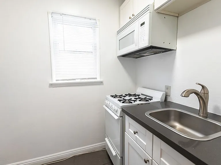 621 Midvale Avenue — Photo 18