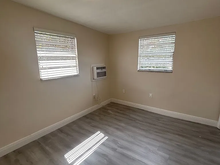 100 SW 18th Ct — Photo 11