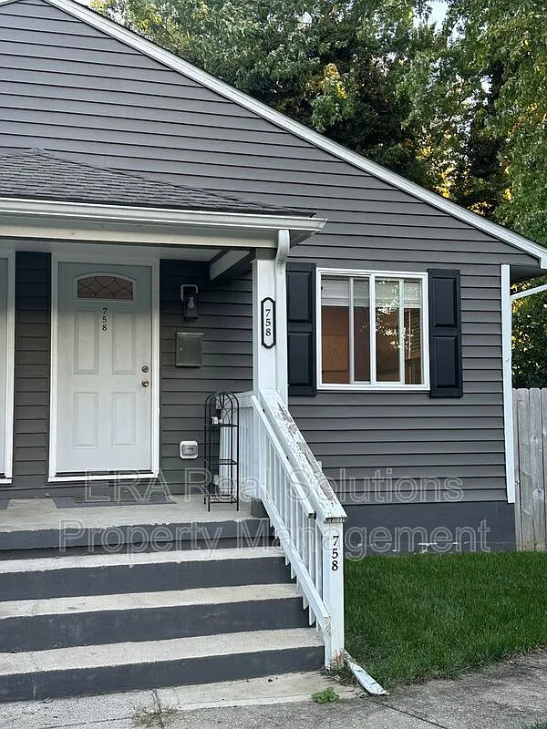 3 bed, 2.0 bath, 775 sqft, $1,550 — Photo 2