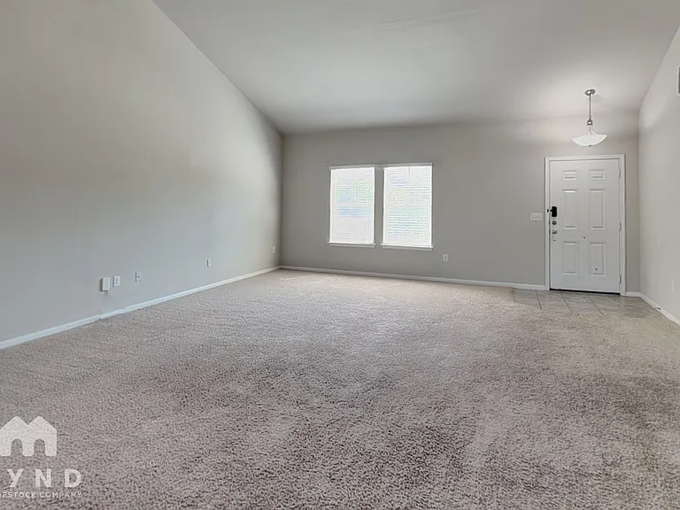717 Pinnacle Dr — Photo 2