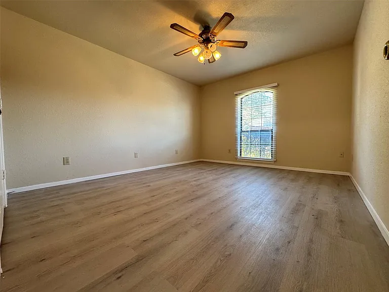 528 Post Oak Ln — Photo 13