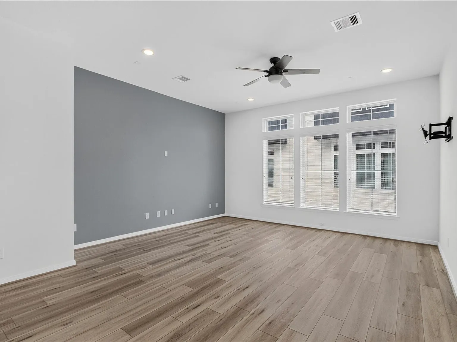 3 bed, 3.5 bath, 1989 sqft, $3,000 — Photo 4