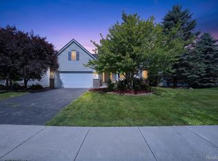 860 Island Lake Dr, Oxford, MI 48371