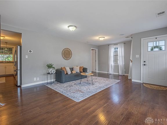 5th image of 61 Oak St