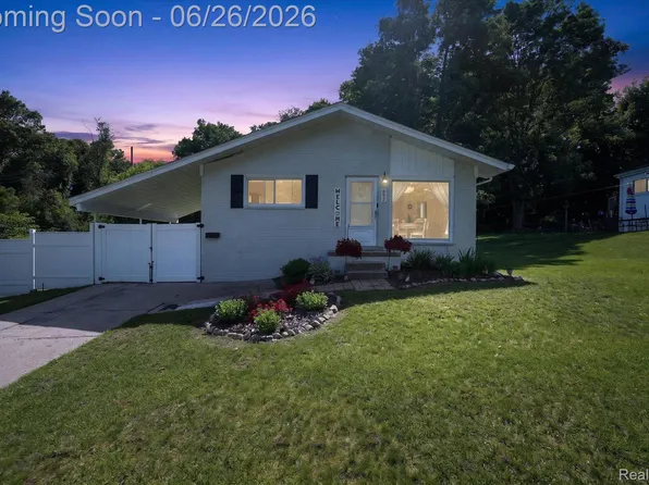 852 Manor Dr, Milford, MI 48381