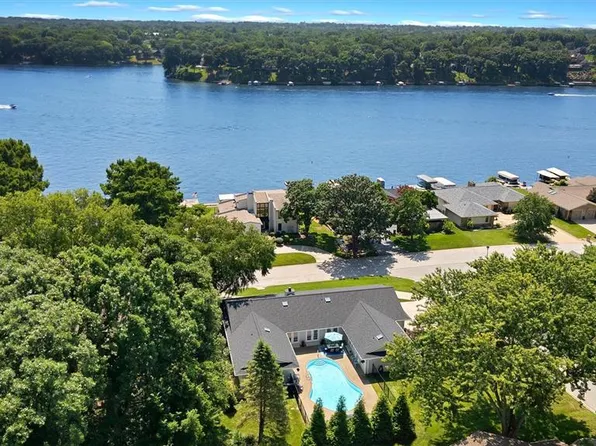 11 Rue Grand Dr, Lake Saint Louis, MO 63367