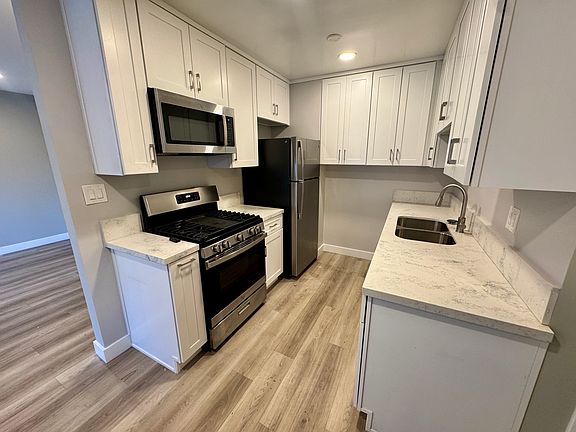 5th image of 1120-1130 N Laurel Ave W #5F