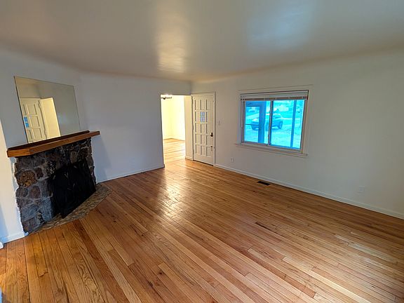 4th image of 16226 Fairfax St