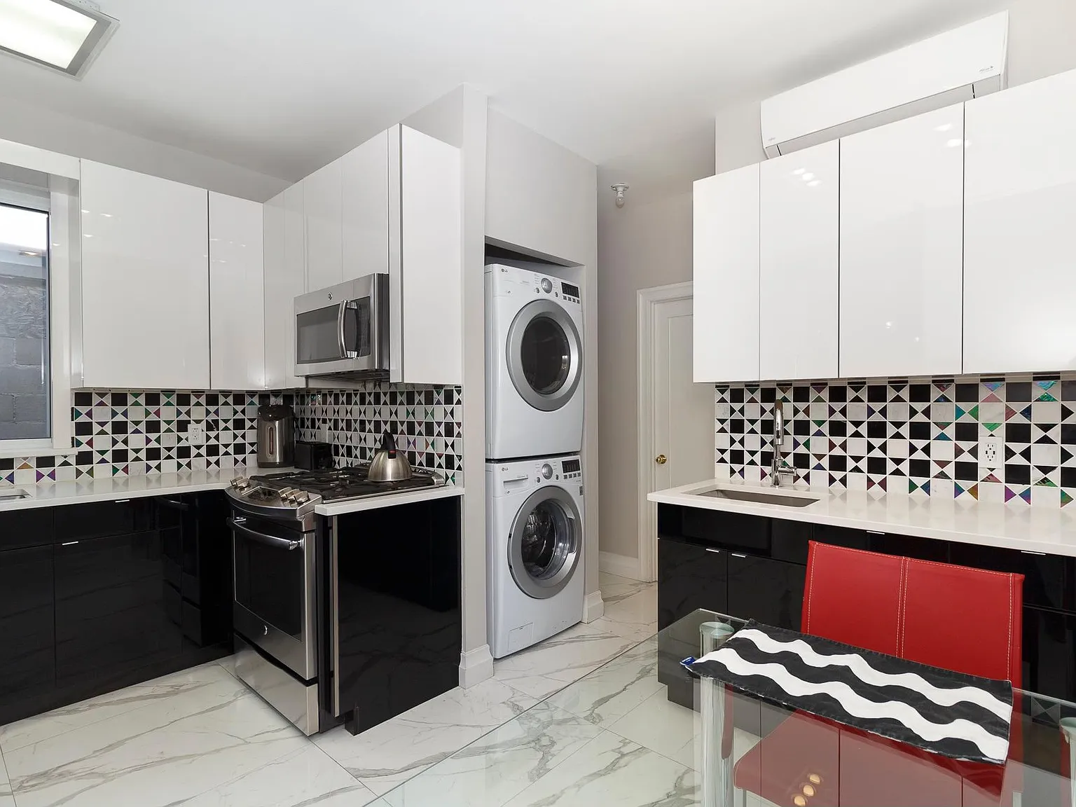3 bed, 1300 sqft, $5,000 — Photo 2