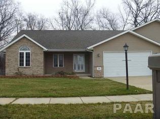 300 Cottonwood Cir, East Peoria, IL 61611