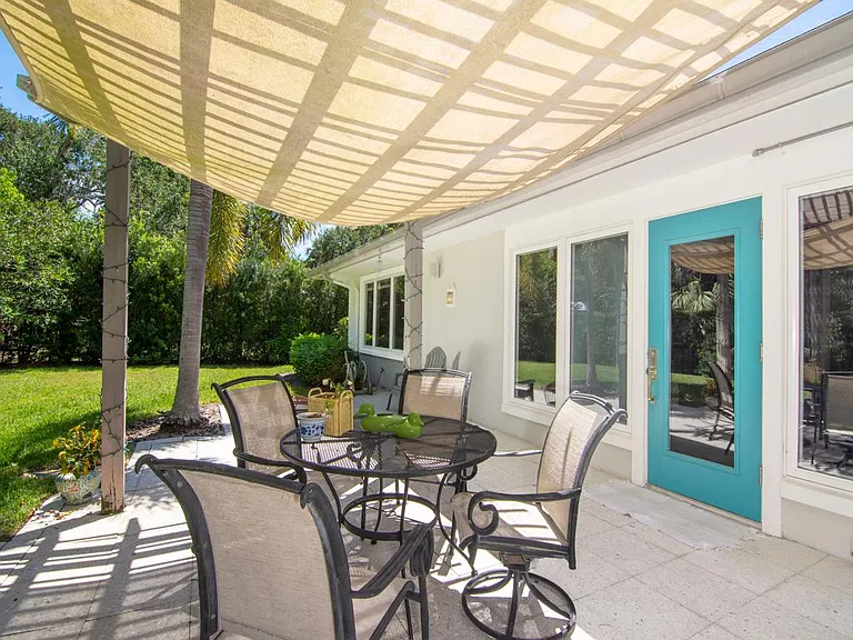 745 Iris Ln — Photo 21