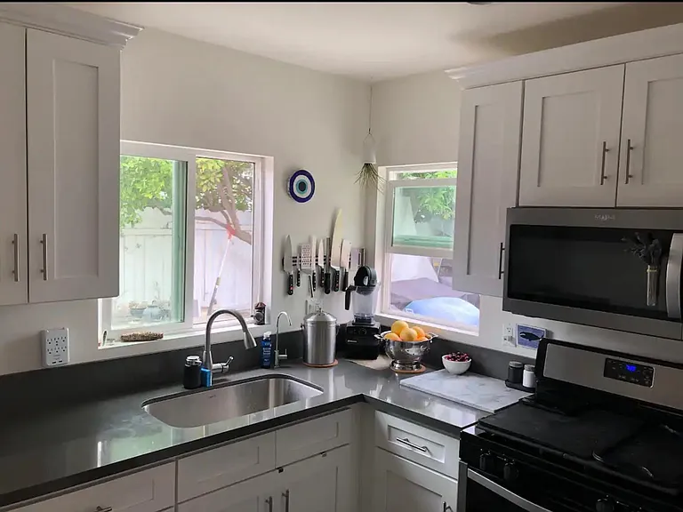 1850 S Redondo Blvd — Photo 18