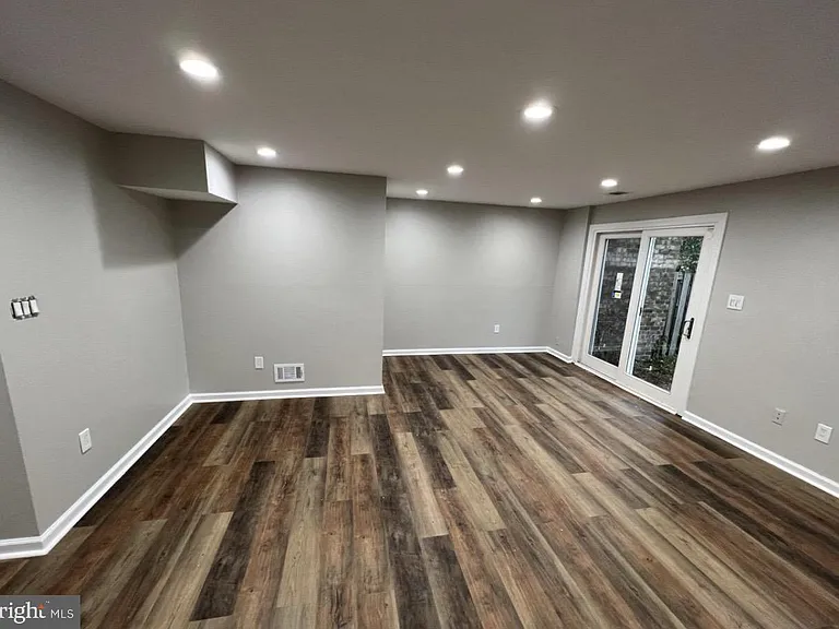5748 Yellowrose Ct — Photo 18