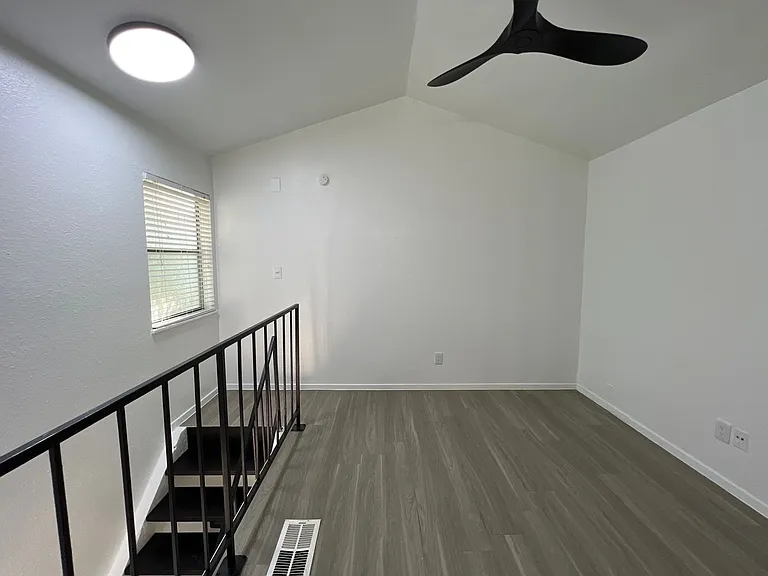 Townhollow Apartments — Photo 17