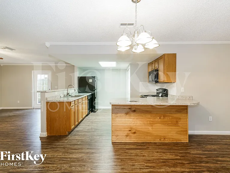 812 W Sligh Ave — Photo 5
