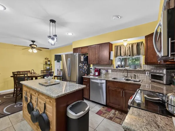523 Lynnewood Ave, Burleson, TX 76028