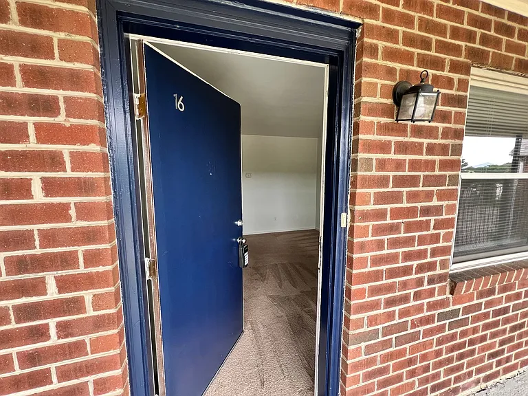 Stone Ridge Apartments- Convenient Location — Photo 10