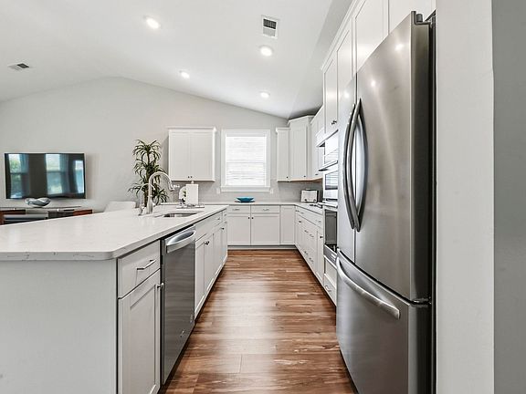 4th image of 1615 Thornbury Dr.