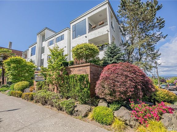 Welcome to the vibrant Phinney Ridge community! Surrounded in beautiful views, amazing shops, restaurants, cafes, market, brewery/taprooms, Woodland Park directly across the street, Woodland Park Zoo entrance close by, Green Lake and more. Fantastic walking/jogging/biking neighborhood with a warm and welcoming community and feel just waiting for you! 