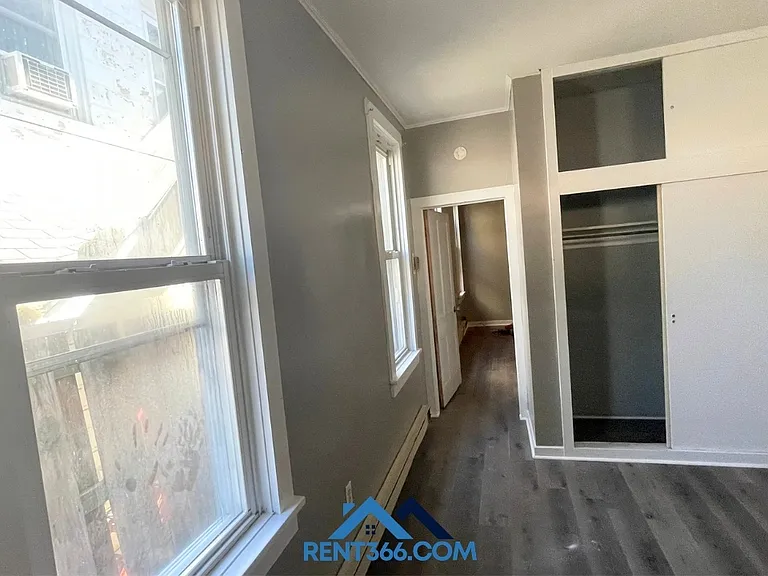 929 Center St — Photo 7