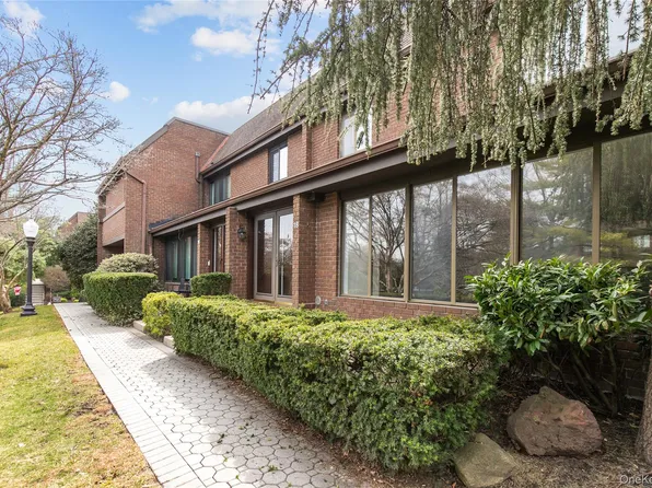 18 Acorn Ponds Dr, Roslyn, NY 11576