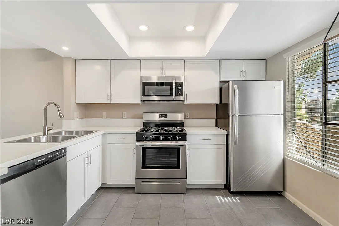 2 bed, 1.0 bath, 836 sqft, $1,295 — Photo 2