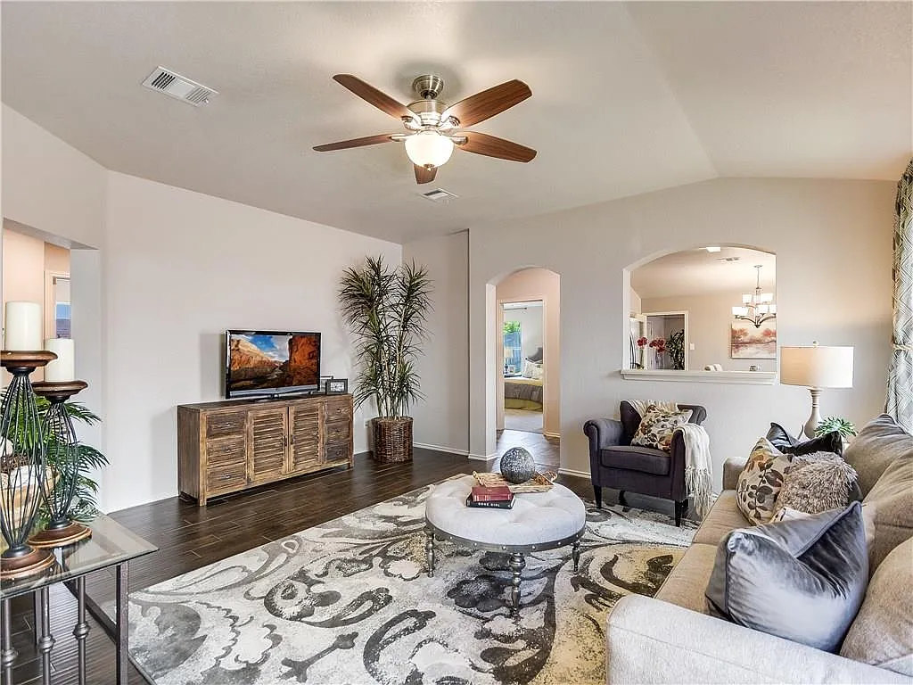 3 bed, 2.0 bath, 1455 sqft, $1,895 — Photo 2