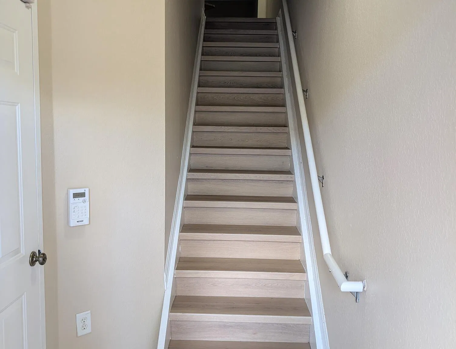 3 bed, 2.0 bath, 1204 sqft, $2,395 — Photo 2