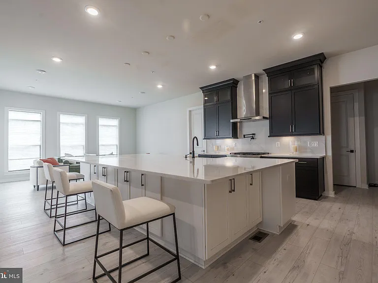 402 Meadow Creek Dr — Photo 6